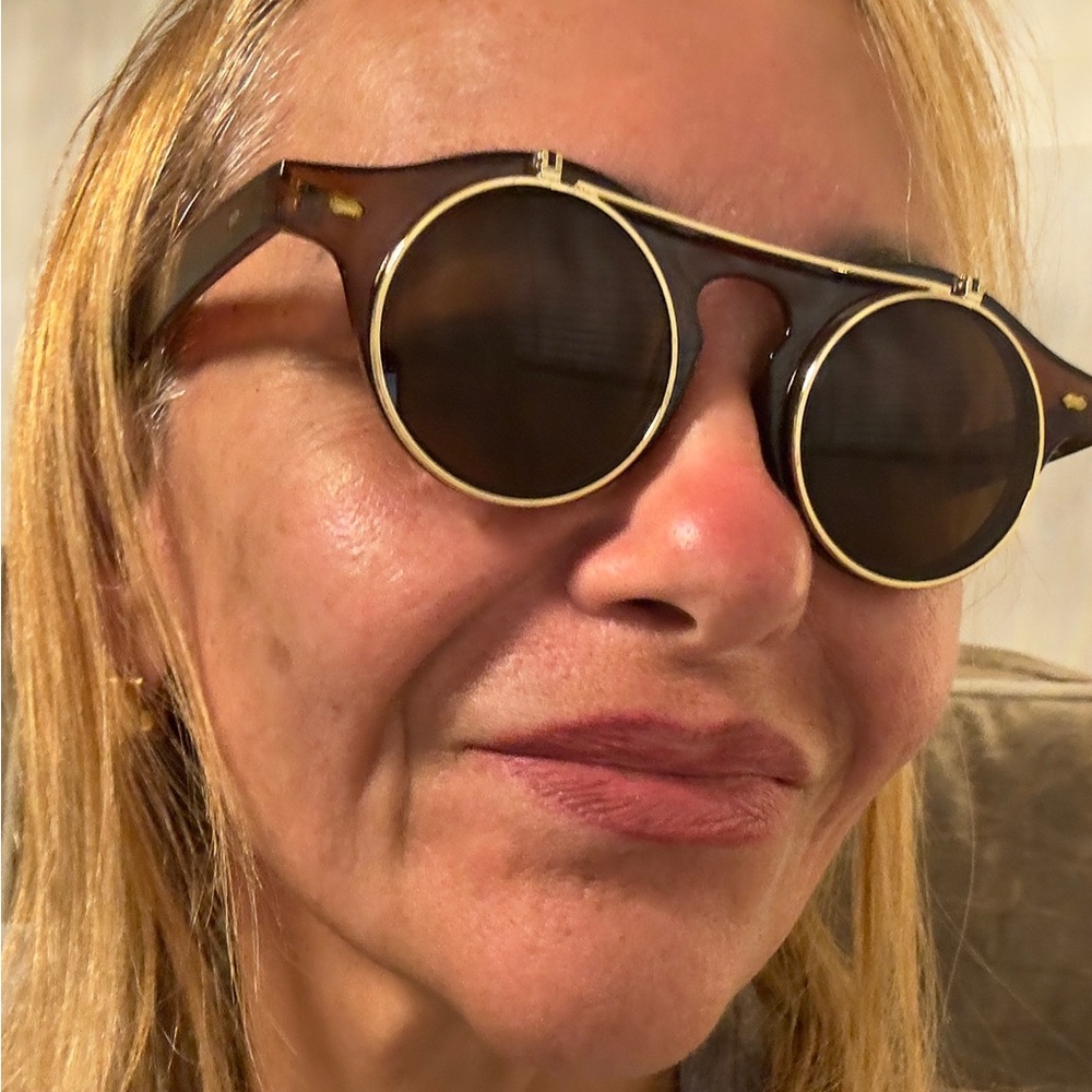 UNISEX Stylish Round Sunglasses with Gold Accents - Picture 2 of 11